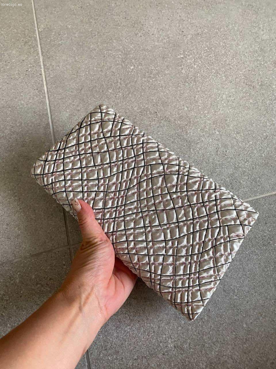 Bolso de fiesta. Bolso de fiesta. Hay una foto para que veáis la textura de cerca. Usado un par de fiestas.