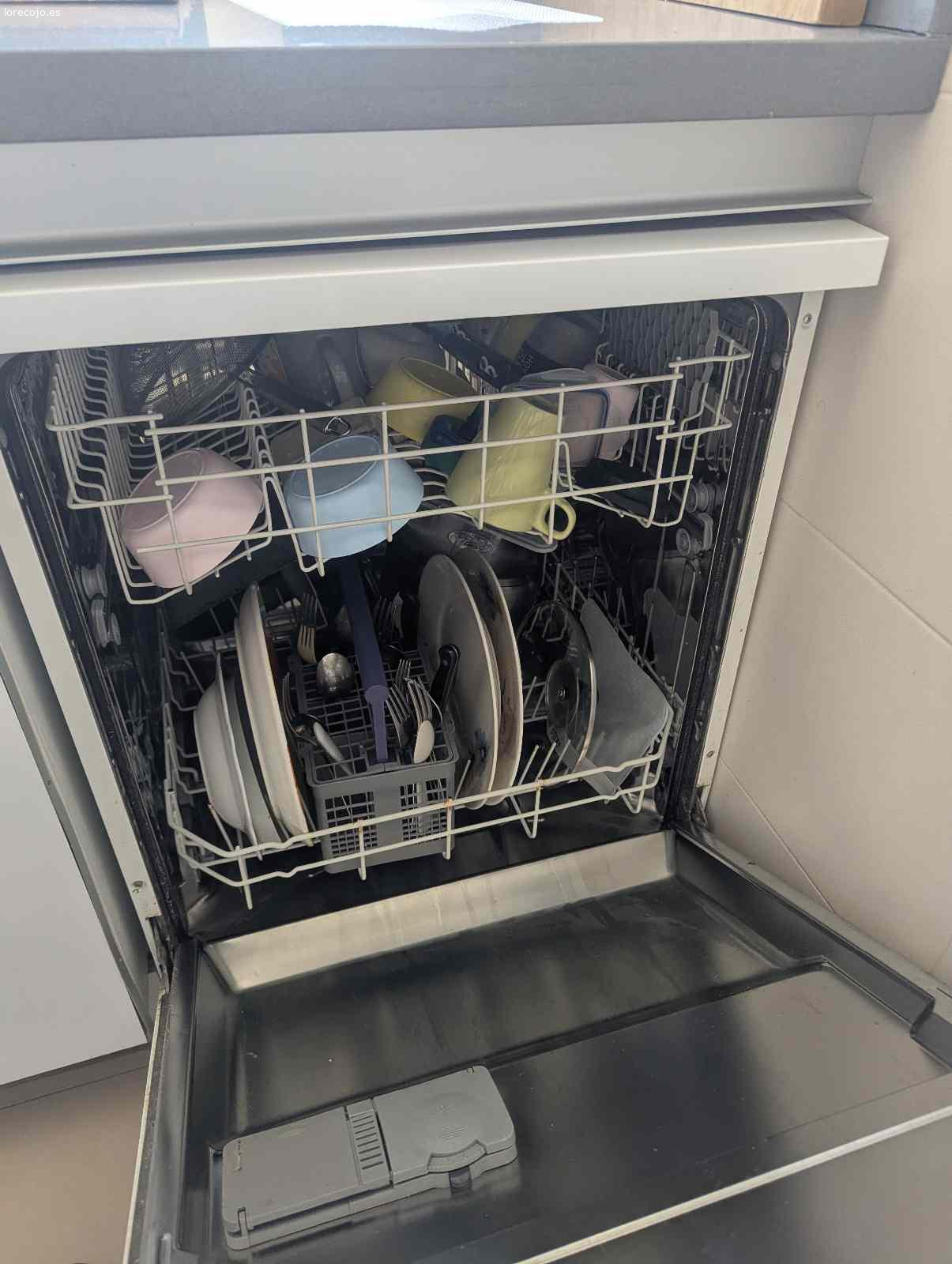 Lavavajillas Beko. Lavavajillas Beko, Alemán pero fácil de usar, el problema es que no se calienta el agua, debe haberse roto la resistencia. Yo lo he estado usando hasta ahora, le suelo poner algo de quitagrasas al no calentar. Recogida hoy urgente. Damos por mudanza.