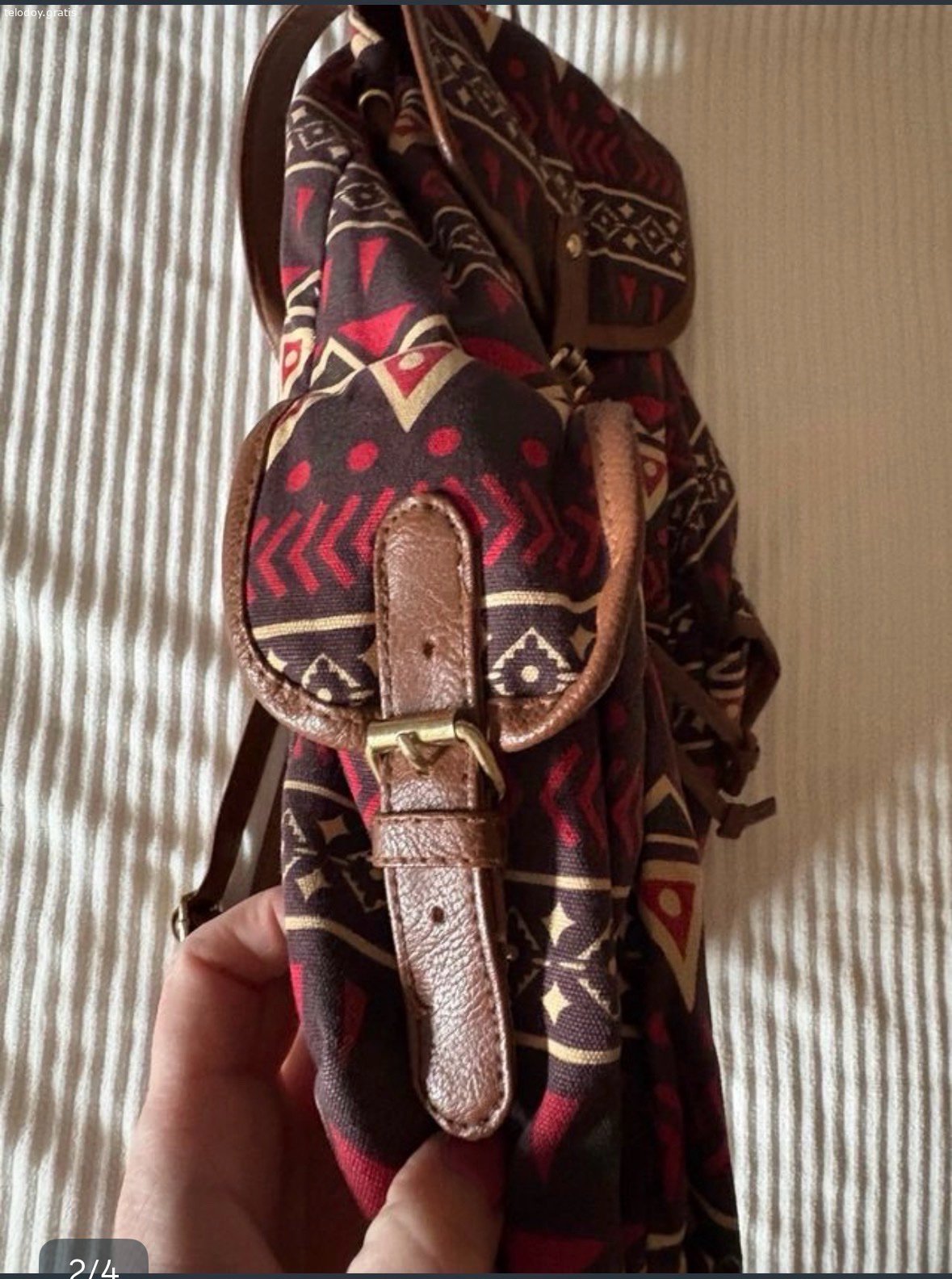Mochila étnica. Mochila con estampado étnico,de tela ,colores vivos ,tiene bolsillos