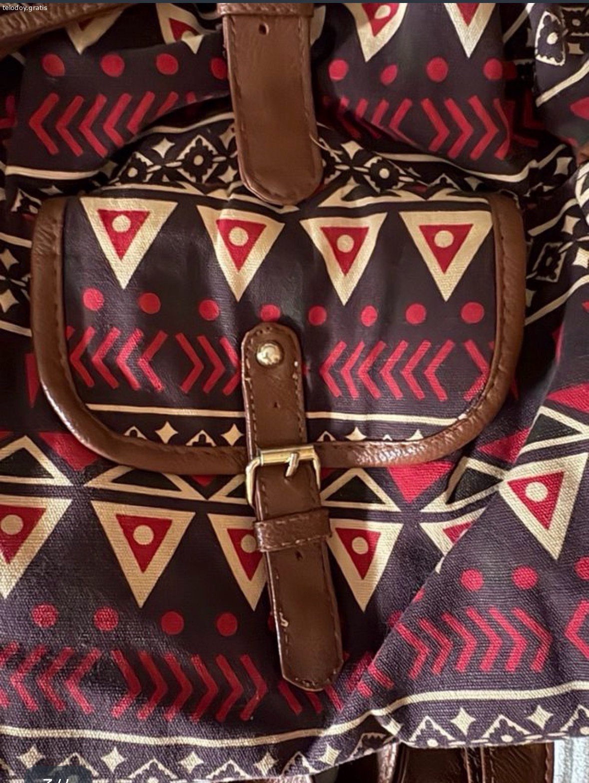 Mochila étnica. Mochila con estampado étnico,de tela ,colores vivos ,tiene bolsillos