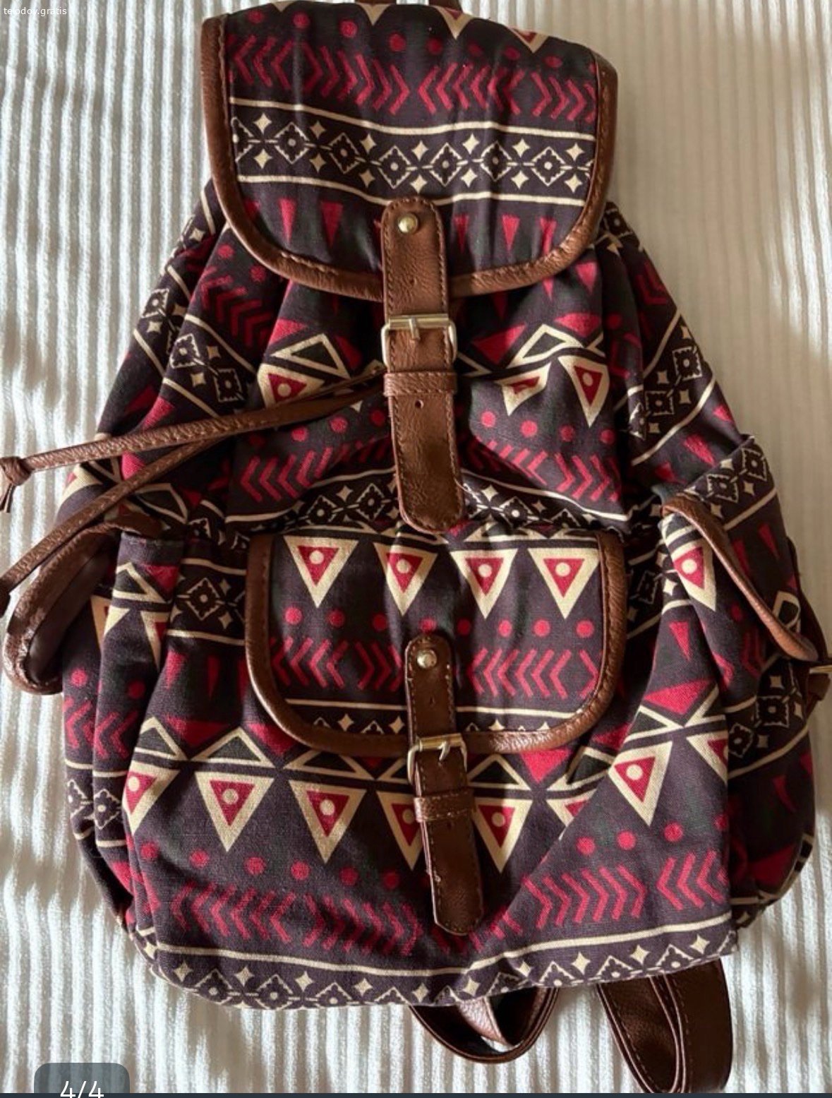 Mochila étnica. Mochila con estampado étnico,de tela ,colores vivos ,tiene bolsillos