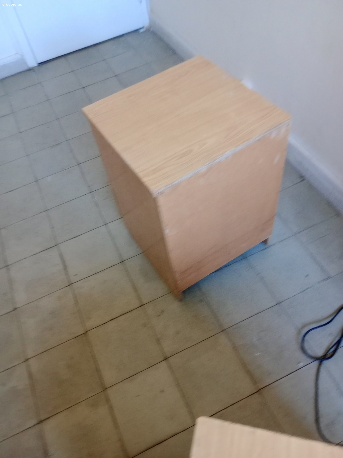 regalo 2 mesitas de noche. regalo 2 mesitas de noche por falta de uso marrones de 3 cajones