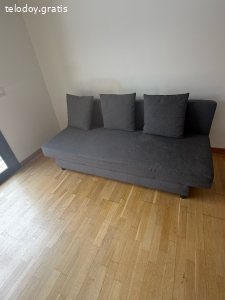 sofá cama y biblioteca
