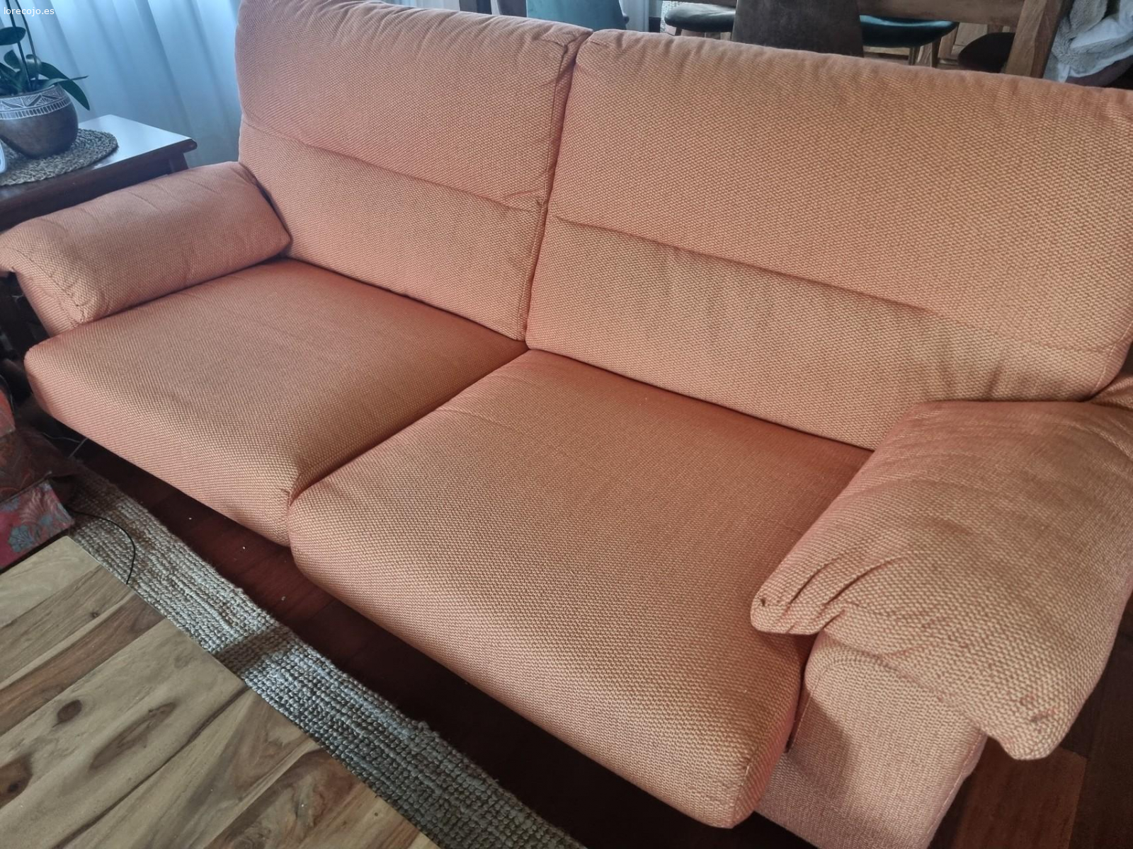 sofas regalados sin fundas. dos sofas. si quieres solo uno el otro lo tienes que llevar al punto limpio